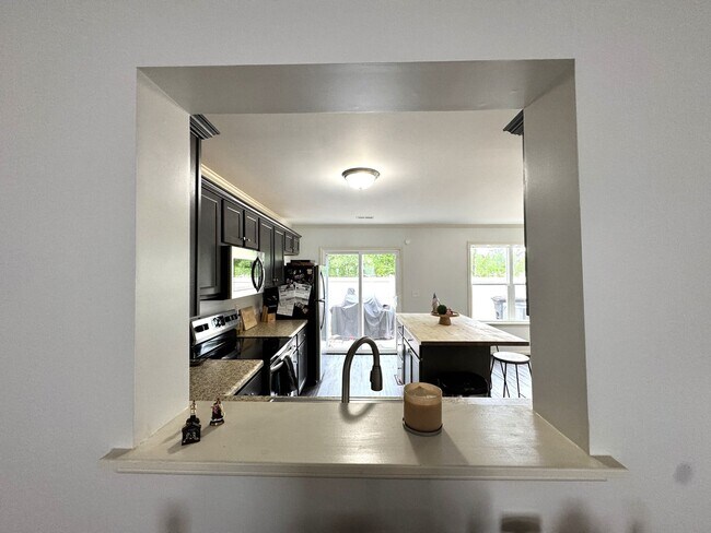 Foto del edificio - Beautiful Townhome with a Spacious Layout!