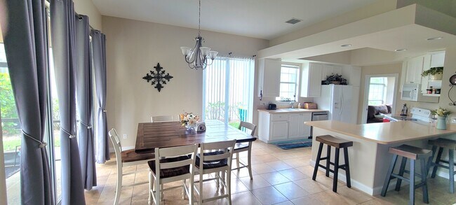 Building Photo - 2302 Heydon Cir W