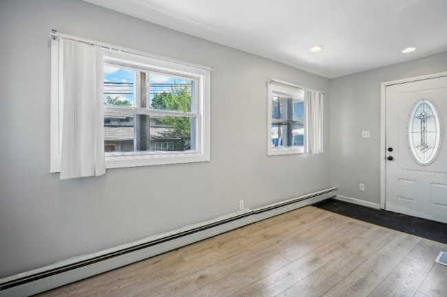 Foto del edificio - 296 Dixon Ave