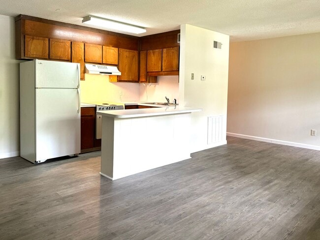 Building Photo - Freshly Painted 1 bed 1 bath with new floors located in a pretty wooded setting
