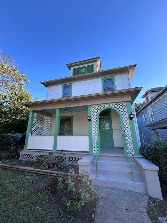 Building Photo - Spacious 3 BR home, Minutes to Medical Cen...