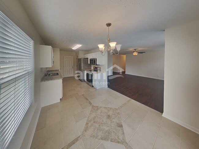 Building Photo - 651 Crescent Rd