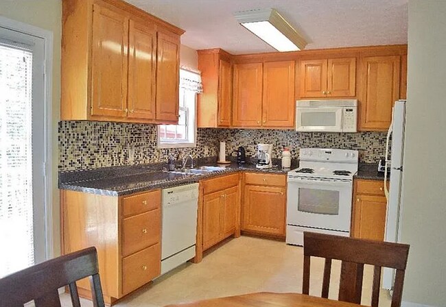 Building Photo - Spacious 3-Bedroom Home with Huge Daylight...
