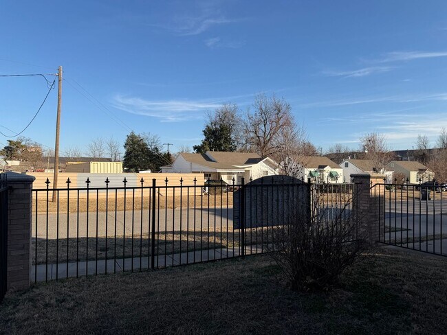 Building Photo - 3 bedroom 1.5 bath townhome - Bethany Schools