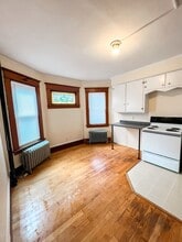 Building Photo - 208 King St