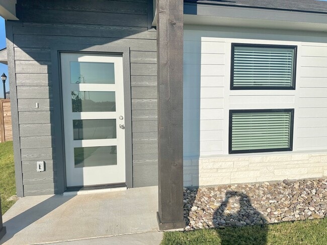 Foto del edificio - AVAILABLE NOW!