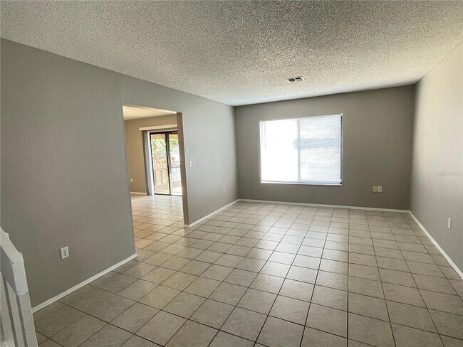 Foto del edificio - 687 Lake Dexter Cir