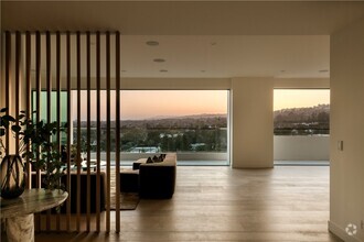 Building Photo - 838 N Doheny Dr