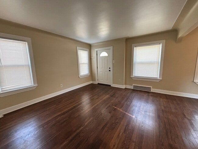 Building Photo - 747 Gardendale St