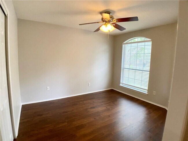 Foto del edificio - 5801 Fitchwood Ln