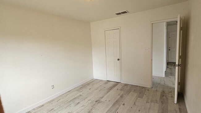 Foto del edificio - 2 Bd 1 Ba Home | Huge Lot in East Bakersfield