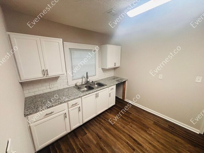 Building Photo - 3015 W 24th St