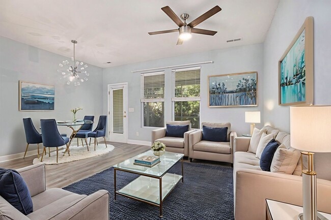 Foto del edificio - Beautifully Updated 3BR/3BA Coastal Townhome in Prime Location!