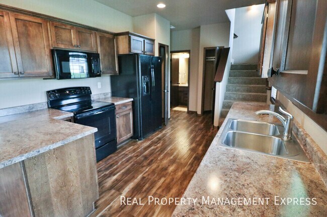 Foto del edificio - Beautiful 2 Story Townhome with Loads of A...