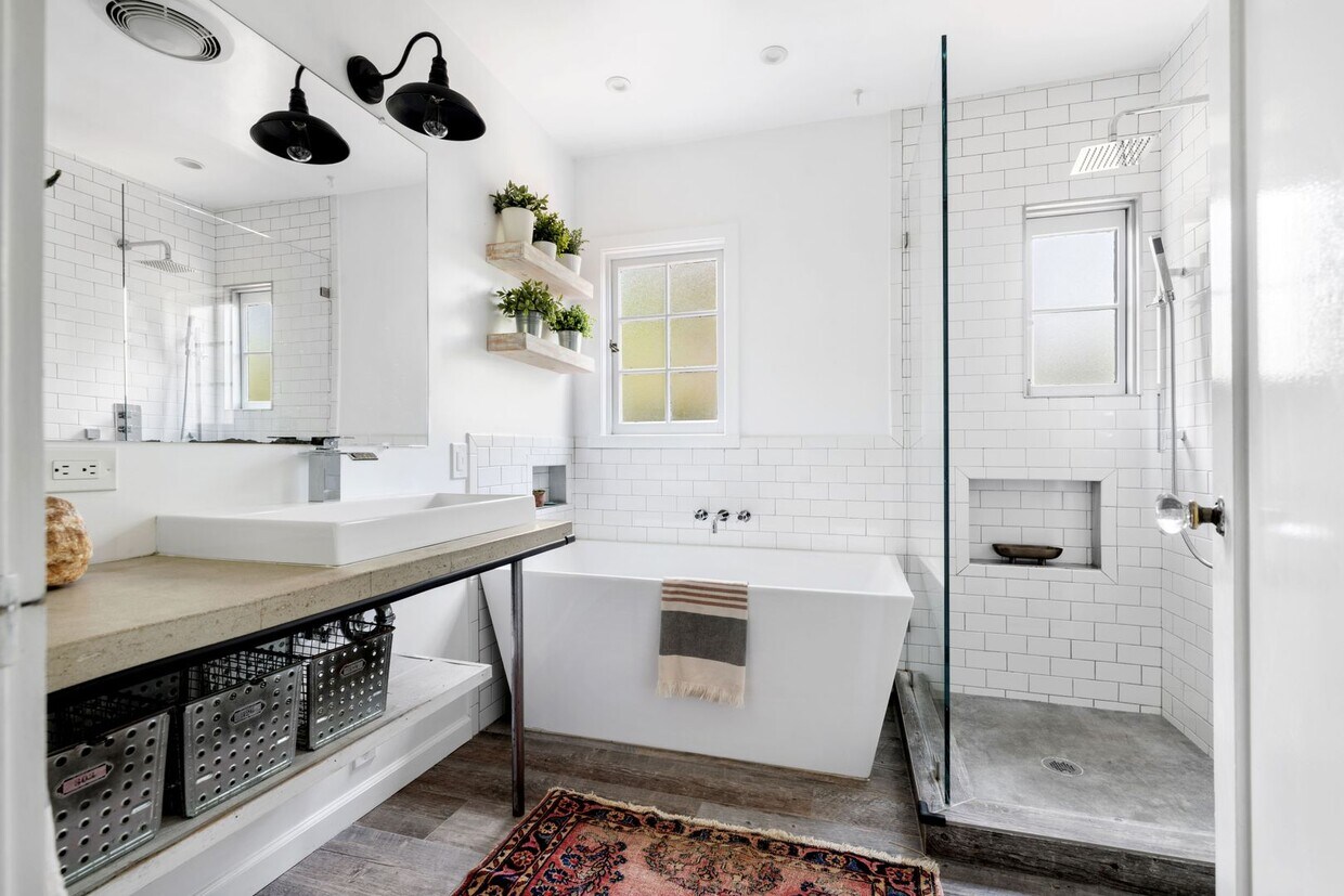 Foto del edificio - Charming Spanish-Style Gem in Coveted Tolu...