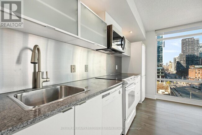 Photo du bâtiment - 705-4k-94K Spadina Ave.