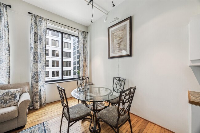 Building Photo - 705 Main St