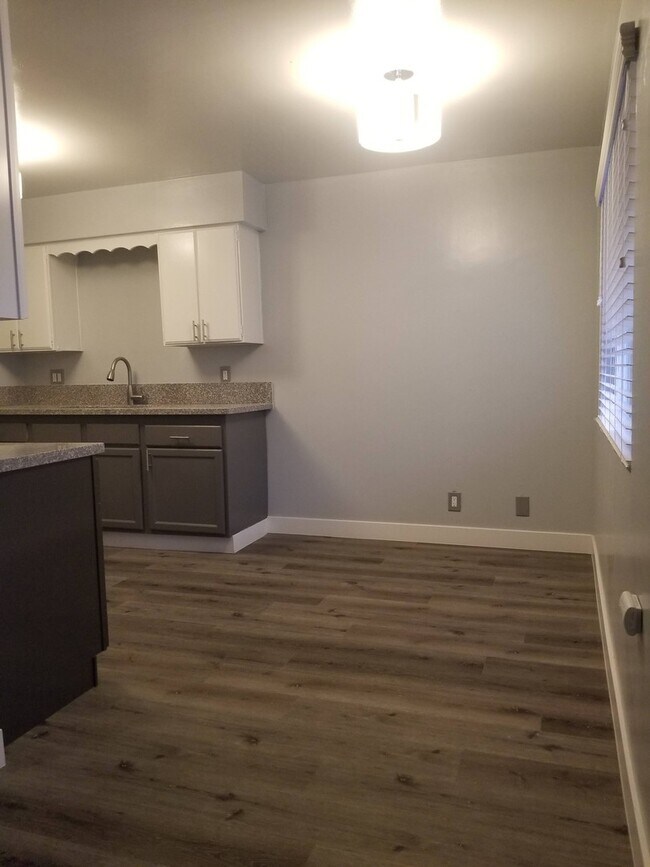 Interior Photo - 1405