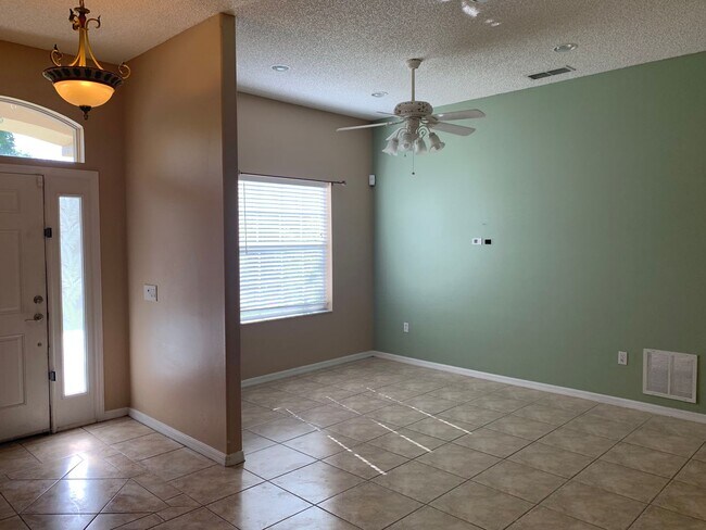 Building Photo - Quality Home in Great Neighborhood
