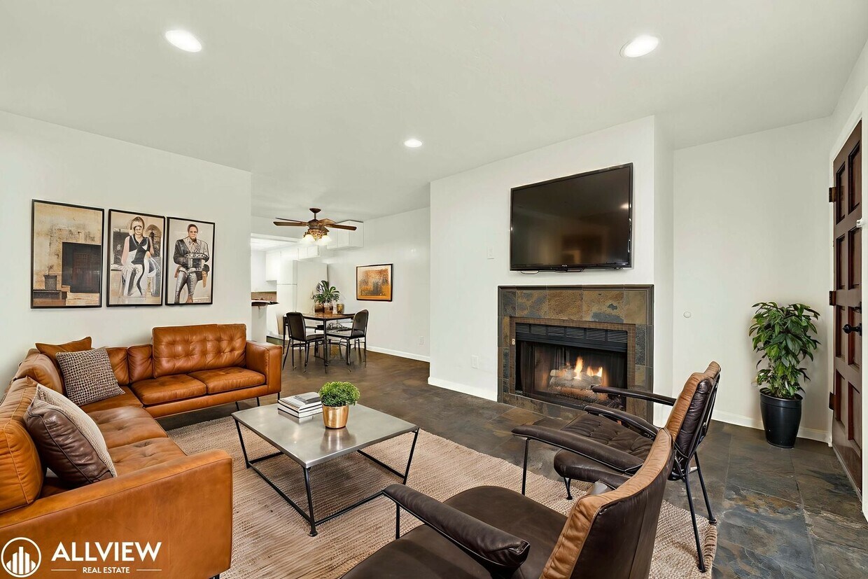 Foto principal - Golden Hill Gem: 2BR/1BA with Fireplace & ...