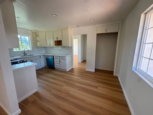 Foto del edificio - Beautiful Large Three Bedroom on Marina Av...
