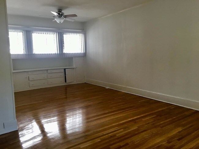 Living room / bedroom Space - 7264 1/2 Fountain Ave