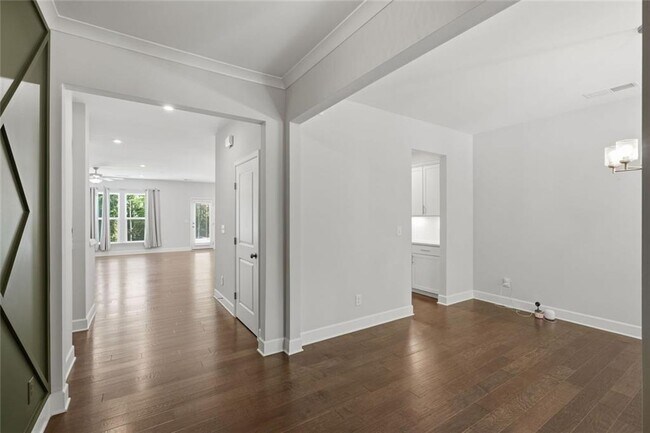 Foto del edificio - 6168 Collins Rd