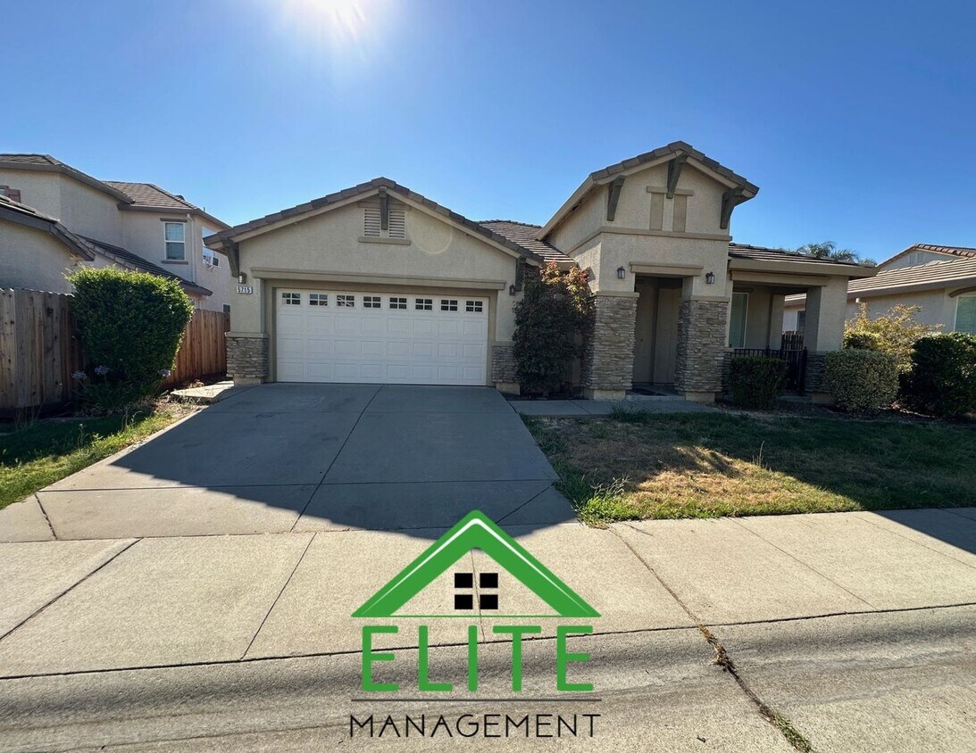 Primary Photo - Beautiful 4-Bedroom Home in Desirable Nort...