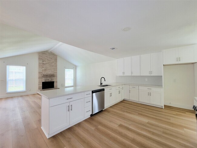 Foto del edificio - 8103 Wind Forest Dr