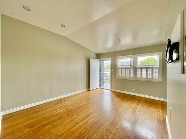 Living - 308 Encino Ln
