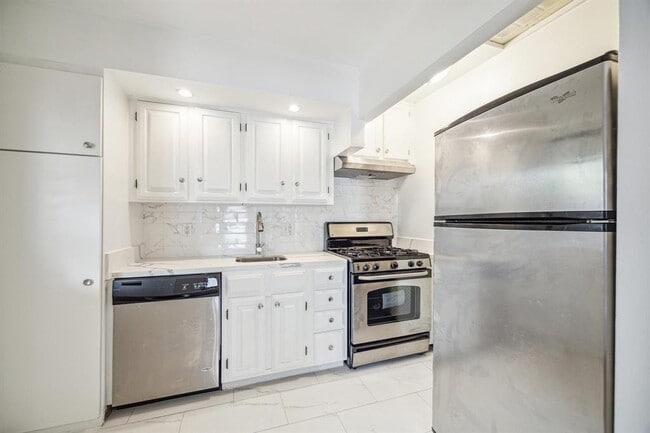 Building Photo - 1608 1/2 Bonnie Brae St