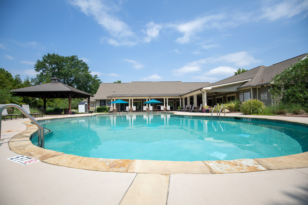 Piscina estilo resort con sistema de sal y solárium - Ballantyne Commons of Augusta