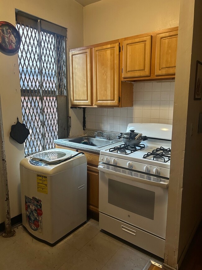 Building Photo - 432 E 156th St