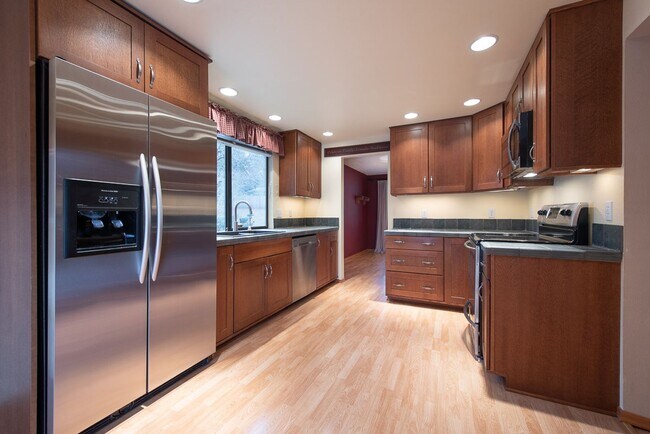 Building Photo - Spacious 4-Bedroom Home Offering Seamless ...