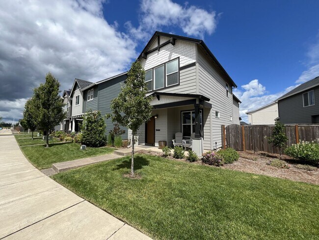 Foto del edificio - Spacious Modern Home with Open-Concept Living, Elegant Interior Features & Attached Garage