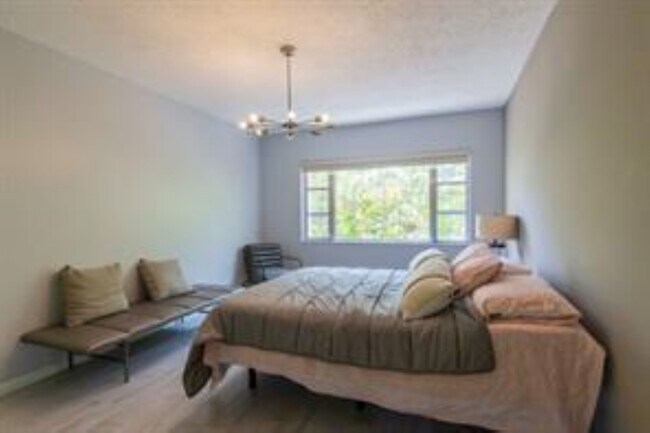 Foto del edificio - 5840 NE 22nd Way