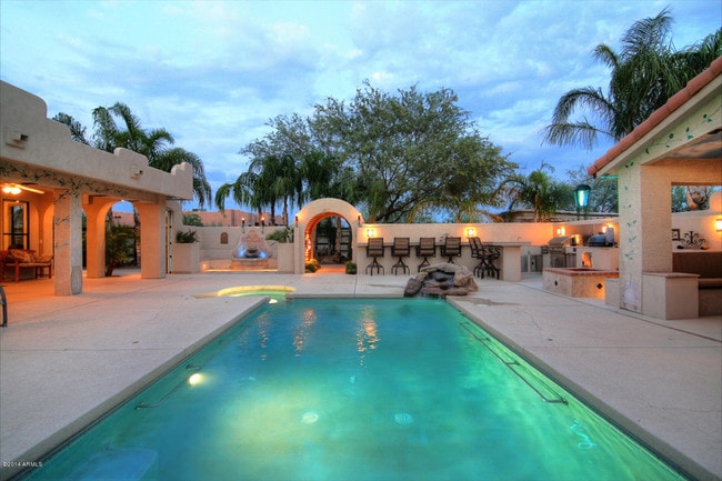 Building Photo - 2321 W Desert Hills Dr