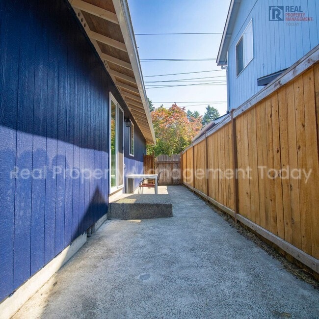 Building Photo - Great 3 bedroom home available NOW Close T...