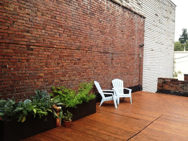 Common Deck - 3804 S Edmunds St