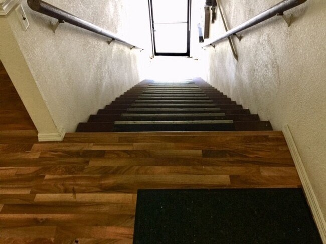 Building Photo - r174a