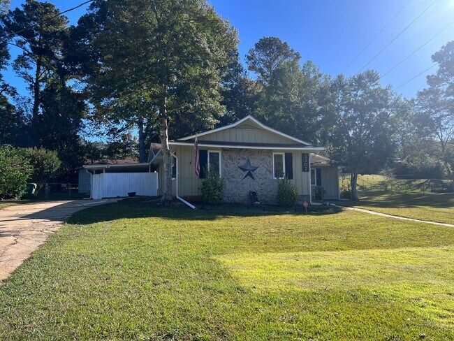 Building Photo - Large 4 bedroom, 2 bath home in Opelika!