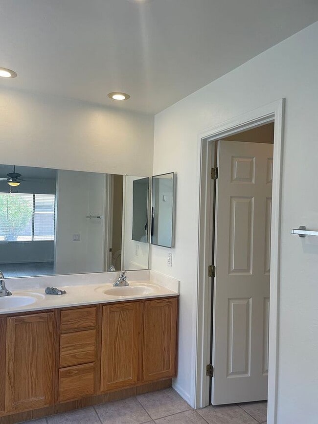 Building Photo - 10202 E Lucille Dr