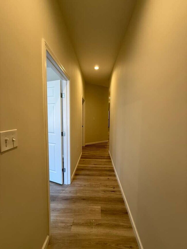 Foto del edificio - "Charming 2-Bed/1 bath Multiplex Gem on Nebraska Ave - 1000 Sq Ft of Comfort in St. Louis!" BENTO...