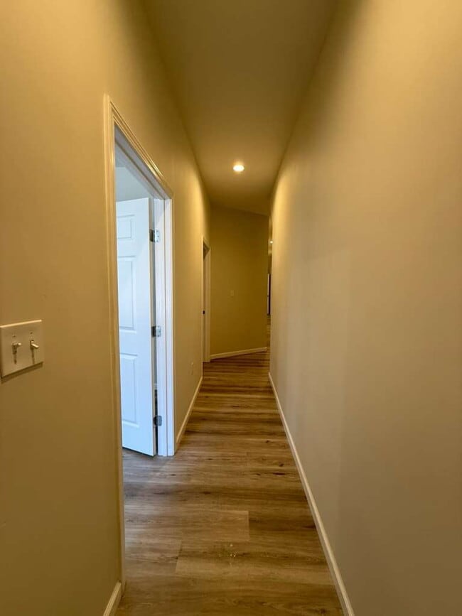 Building Photo - "Charming 2-Bed/1 bath Multiplex Gem on Nebraska Ave - 1000 Sq Ft of Comfort in St. Louis!" BENTO...