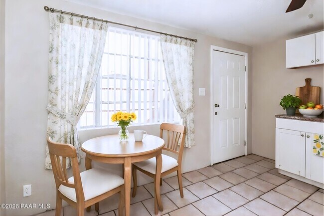 Building Photo - 302 W Flores St