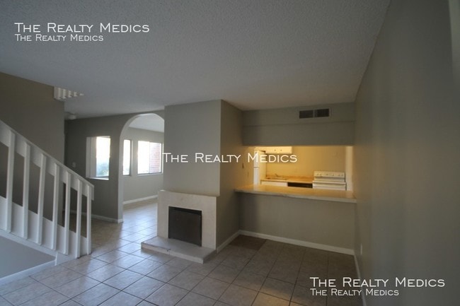 Building Photo - 2 Bedroom/1.5 Bath Huntington on the Green