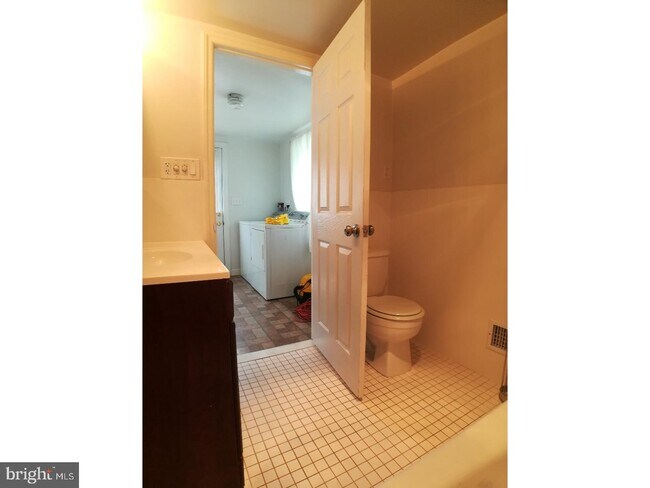 Foto del edificio - 246 Moorehead Ave