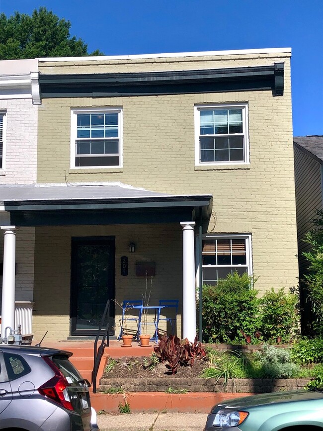 Building Photo - Awesome 3 Bedroom Home in Carytown Availab...