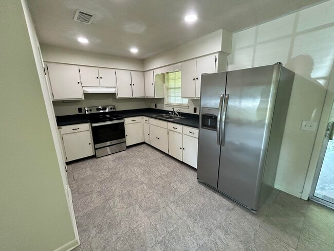 Building Photo - 5509 Rainbow Ln