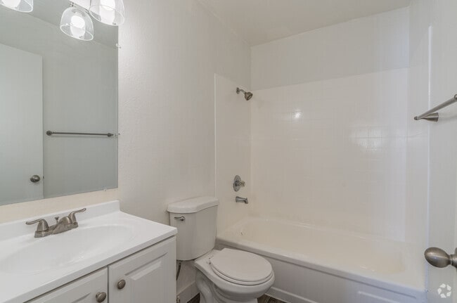 B1 - 2BR, 1BA - 750SF - Bathroom - Mariposa Flats